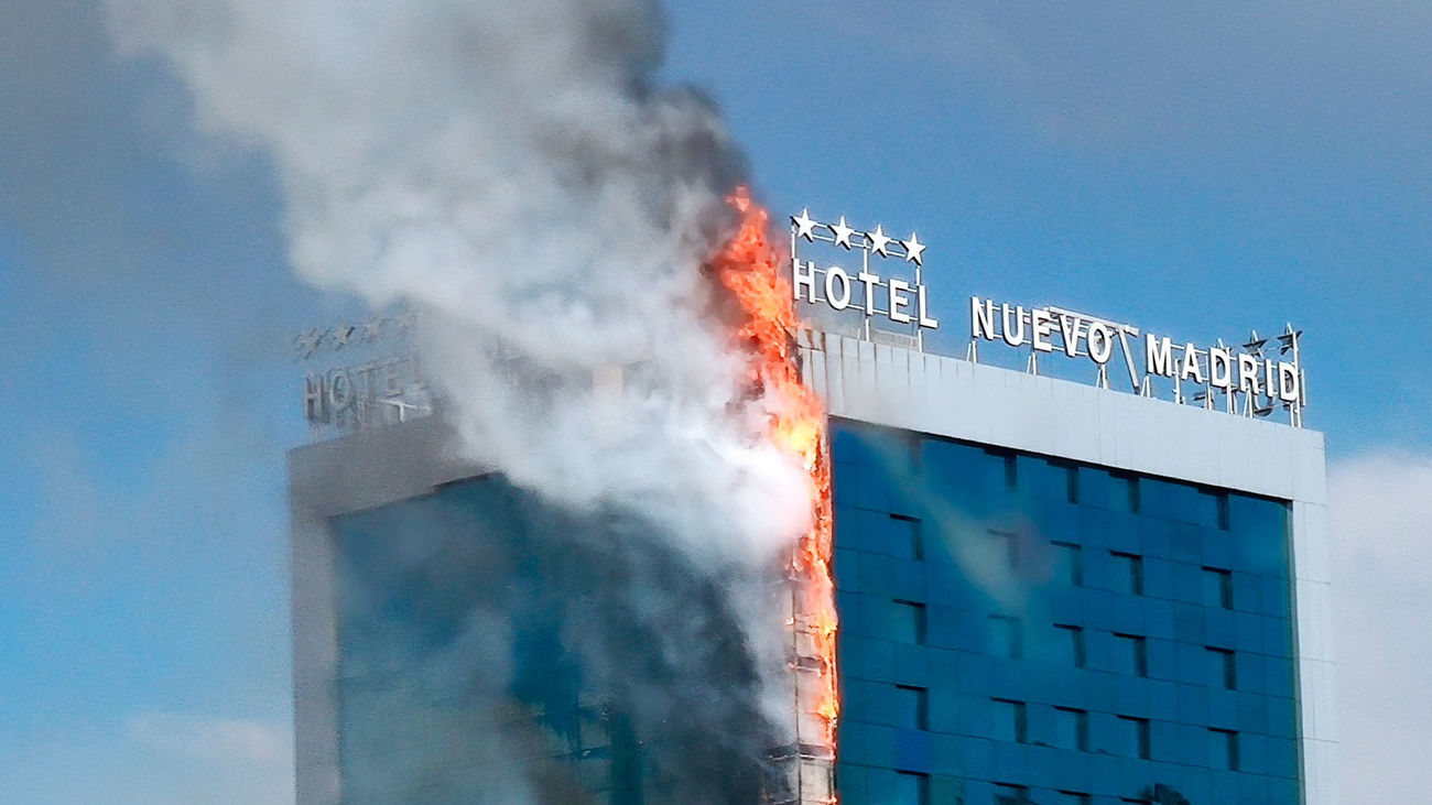 Madrid: 15 dotaciones de bomberos sofocaron el incontrolable incendio del Hotel Nuevo Madrid