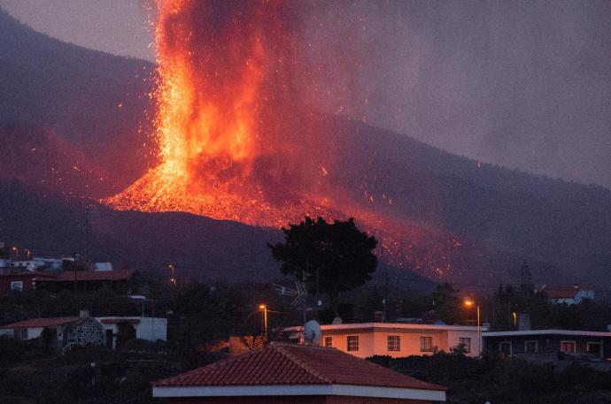 Volcán de La Palma sigue en erupción y obliga a cerrar el aeropuerto local