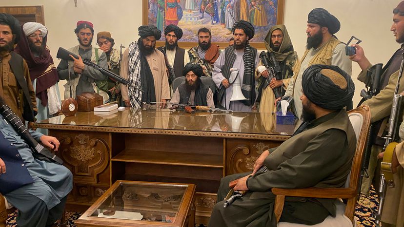Caos en Afganistán: miles de ciudadanos intentan huir desesperados del régimen talibán
