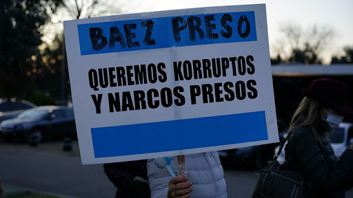 Vecinos protestan contra la llegada de Lazaro Baez al country