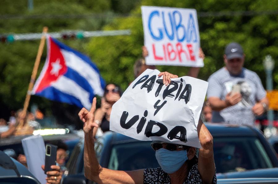 El pueblo cubano se rebela contra el régimen castrisita y el gobierno despliega los temibles “boinas negras”