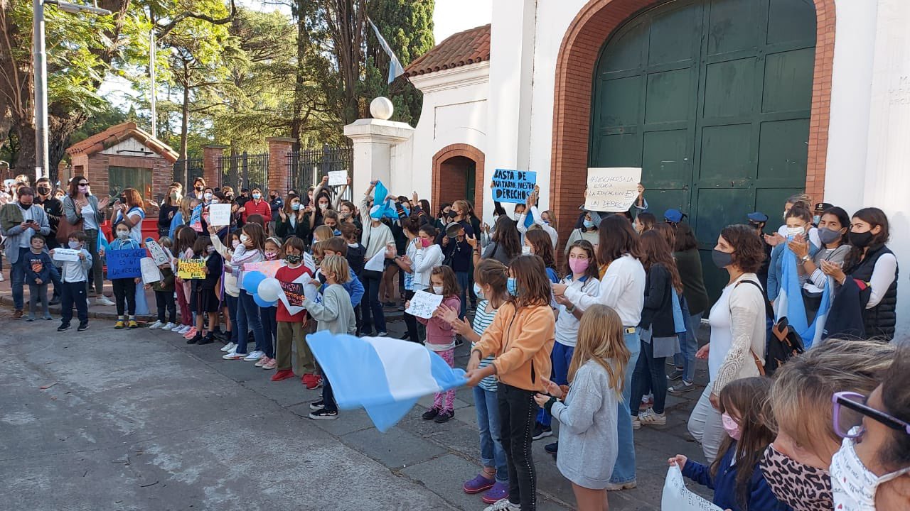 Banderazo en Quinta de Olivos: padres y alumnos piden por la presencialidad de las clases